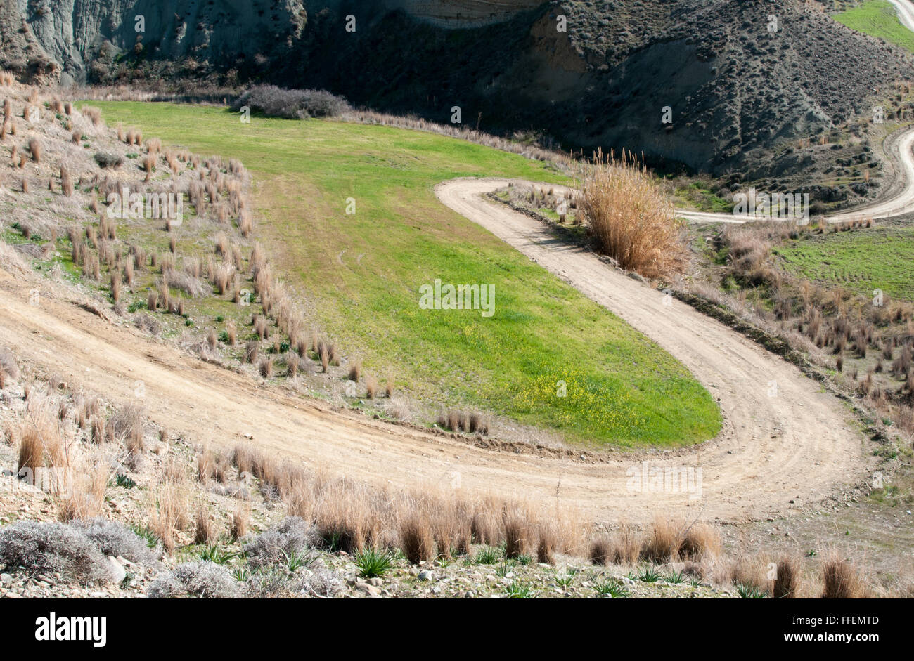 Kulturlandschaft mit rauen Landstraße durch die Hügel aus der Landschaft von Zypern Stockfoto