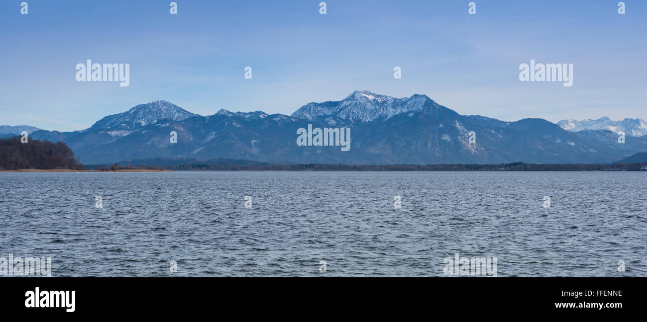 Panoramablick auf See Chiemsee mit Bergen Stockfoto