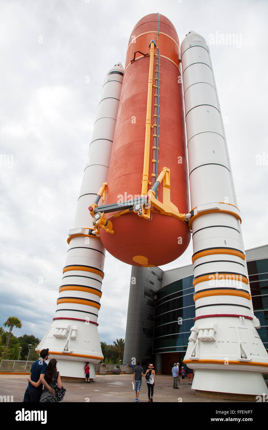 Space-Shuttle-Feststoffraketen und Kraftstofftank auf dem Display an NASA Kennedy Space Center, Florida, USA Stockfoto