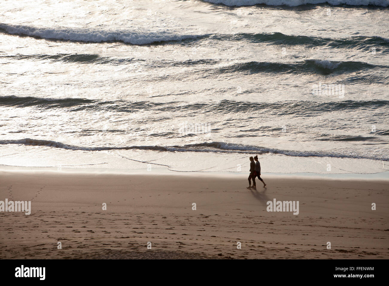 Ein paar am Strand von Holywell Bay, North Cornwall im Abendlicht Stockfoto