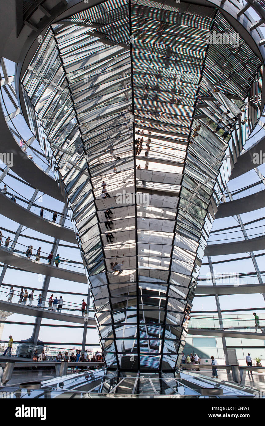 Innenansicht des Glas-Kuppel von Norman Foster entworfen mit Doppel-Helix Parkspindeln im Reichstagsgebäude, Berlin, Deutschland Stockfoto