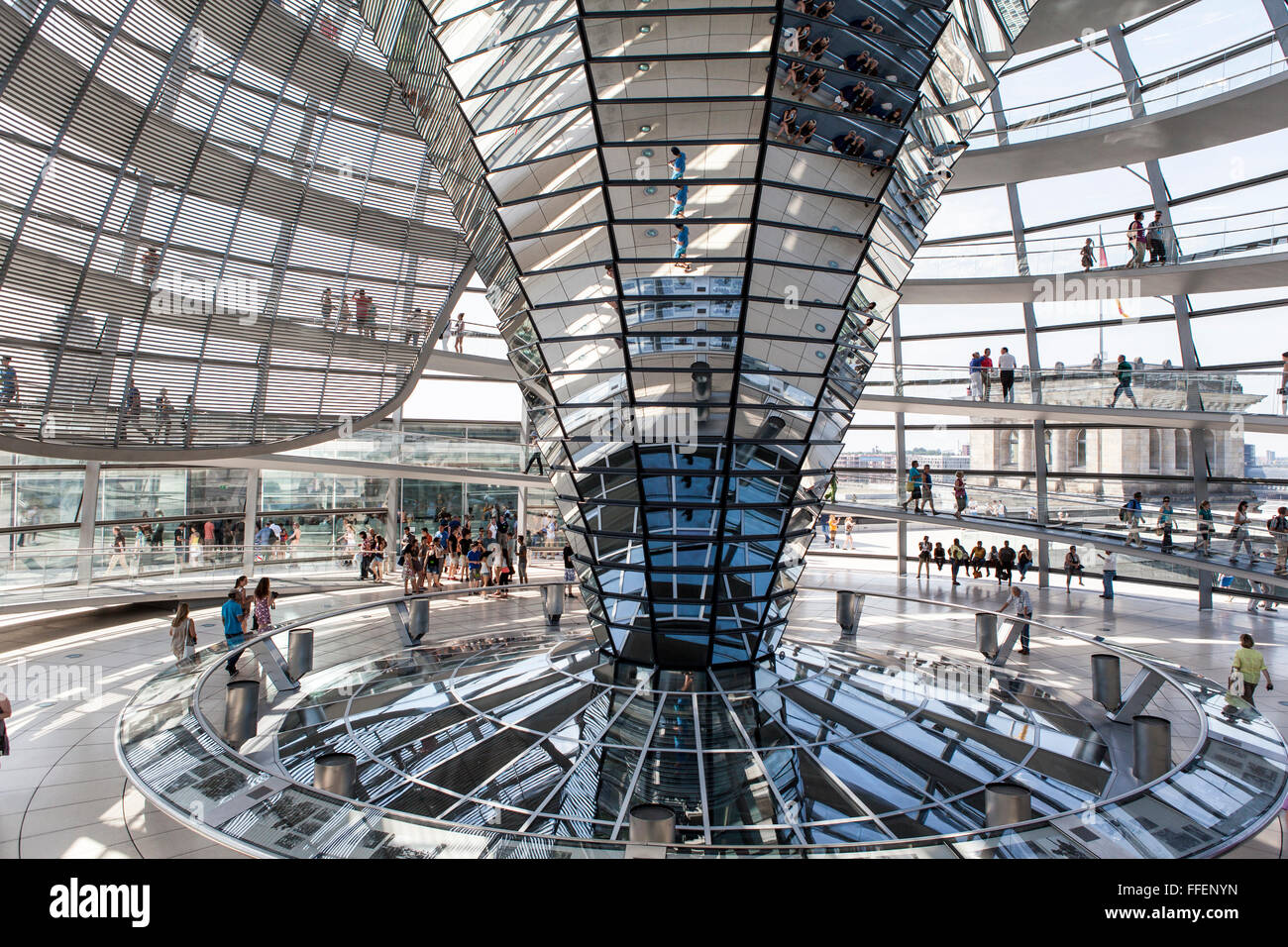 Innenansicht des Glas-Kuppel von Norman Foster entworfen mit Doppel-Helix Parkspindeln im Reichstagsgebäude, Berlin, Deutschland Stockfoto