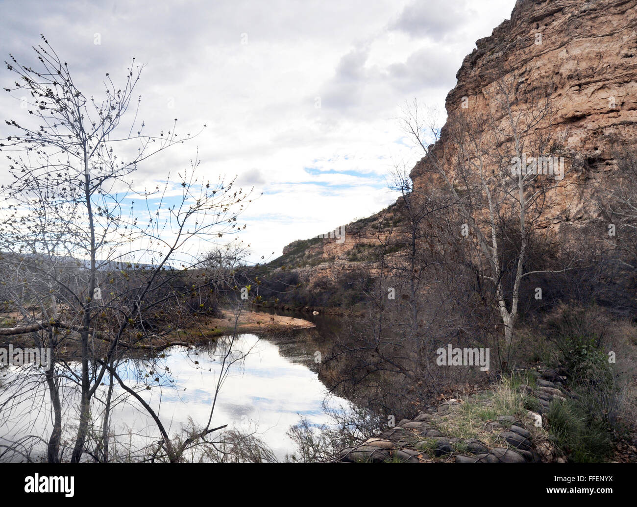 Montezuma gut Klippenwohnungen der Sinagua-Indianer Oase der natürlichen Kalkstein Doline mit unterirdischen Quellen. Wasser Kohlensäure. Stockfoto