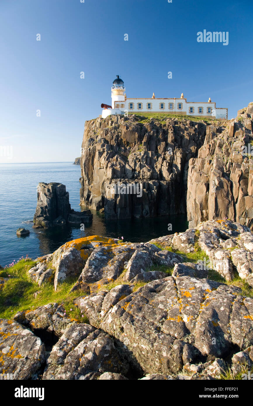 Glendale, Isle Of Skye Highland, Schottland. Blick vom felsigen Landzunge auf der Klippe Leuchtturm an landschaftlich Punkt. Stockfoto