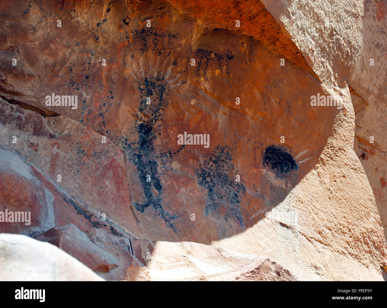Native American Indian Pictographs und Petroglyphen Gesicht Felskunst.  Gezeichnet oder gemalt auf Felsen oder geschnitzten Bilder, prähistorischen Indianer Stockfoto