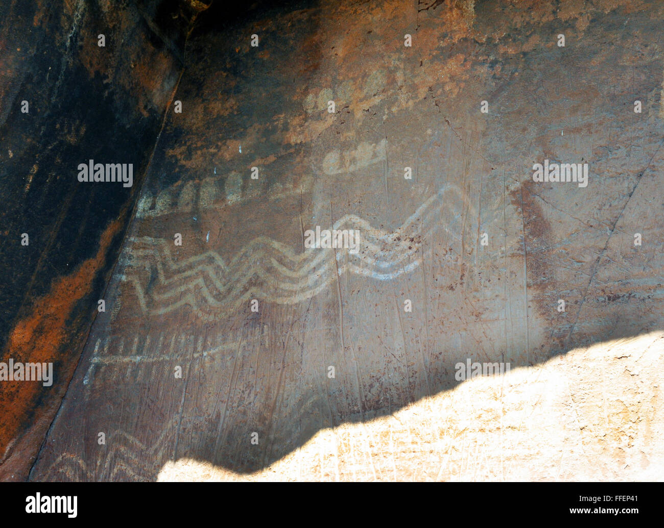 Berge, Native American Piktogramme und Petrogluphs gezeichnet oder gemalt auf Felsen, geschnitzte Bilder, prähistorische Höhlenmalereien. Hopi, Sinagua Stockfoto
