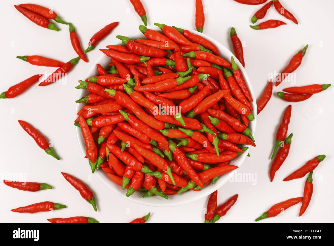 Rote Paprika in Schüssel auf weißem Hintergrund. Stockfoto