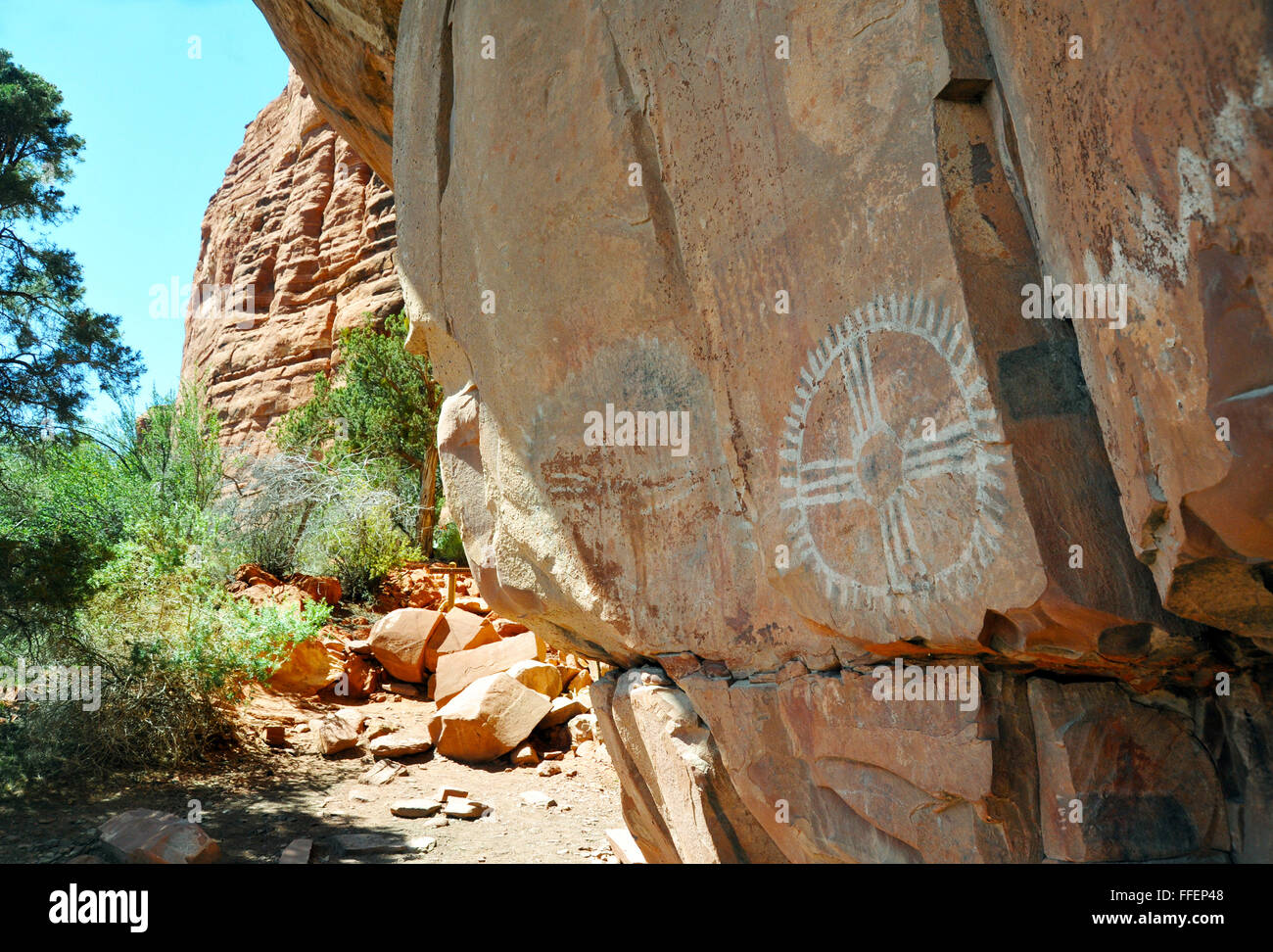 Bemalte Piktogramme abstrakte Symbole und Zeichnungen sind aus archaischen Kulturen auf Felswand Sinagua Menschen zeigen zeremonielle Stockfoto