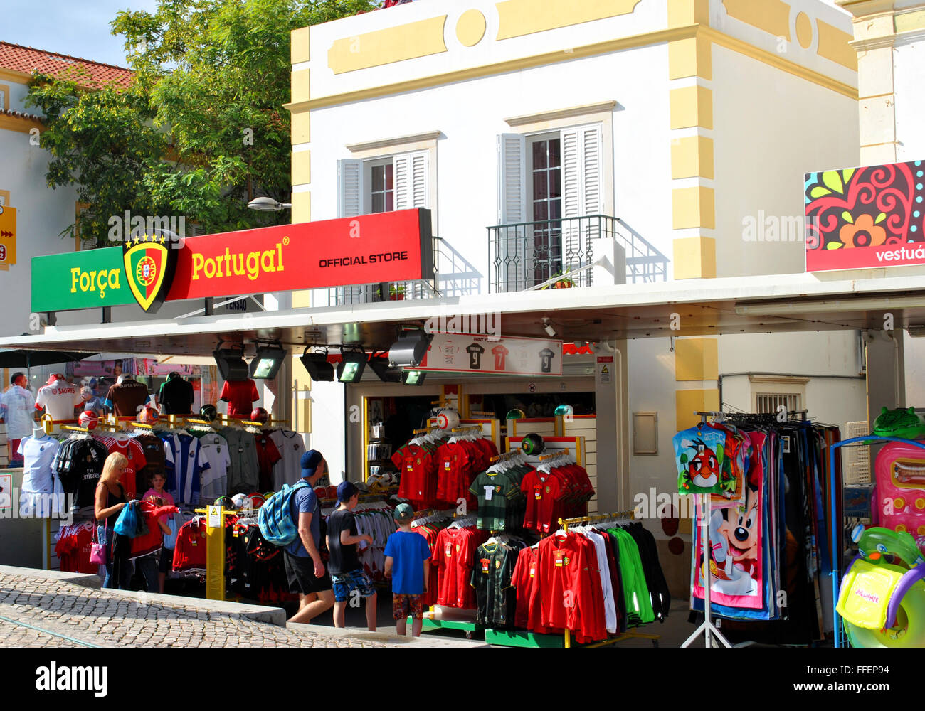 Touristen-shopping in der Altstadt von Albufeira, Portugal Stockfoto
