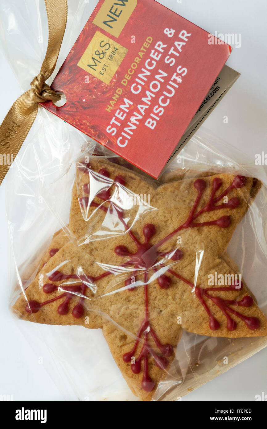 Pack von M&S Hand dekoriert stem Ginger & Zimt stern Kekse in Zellophan verpackt auf weißem Hintergrund Stockfoto