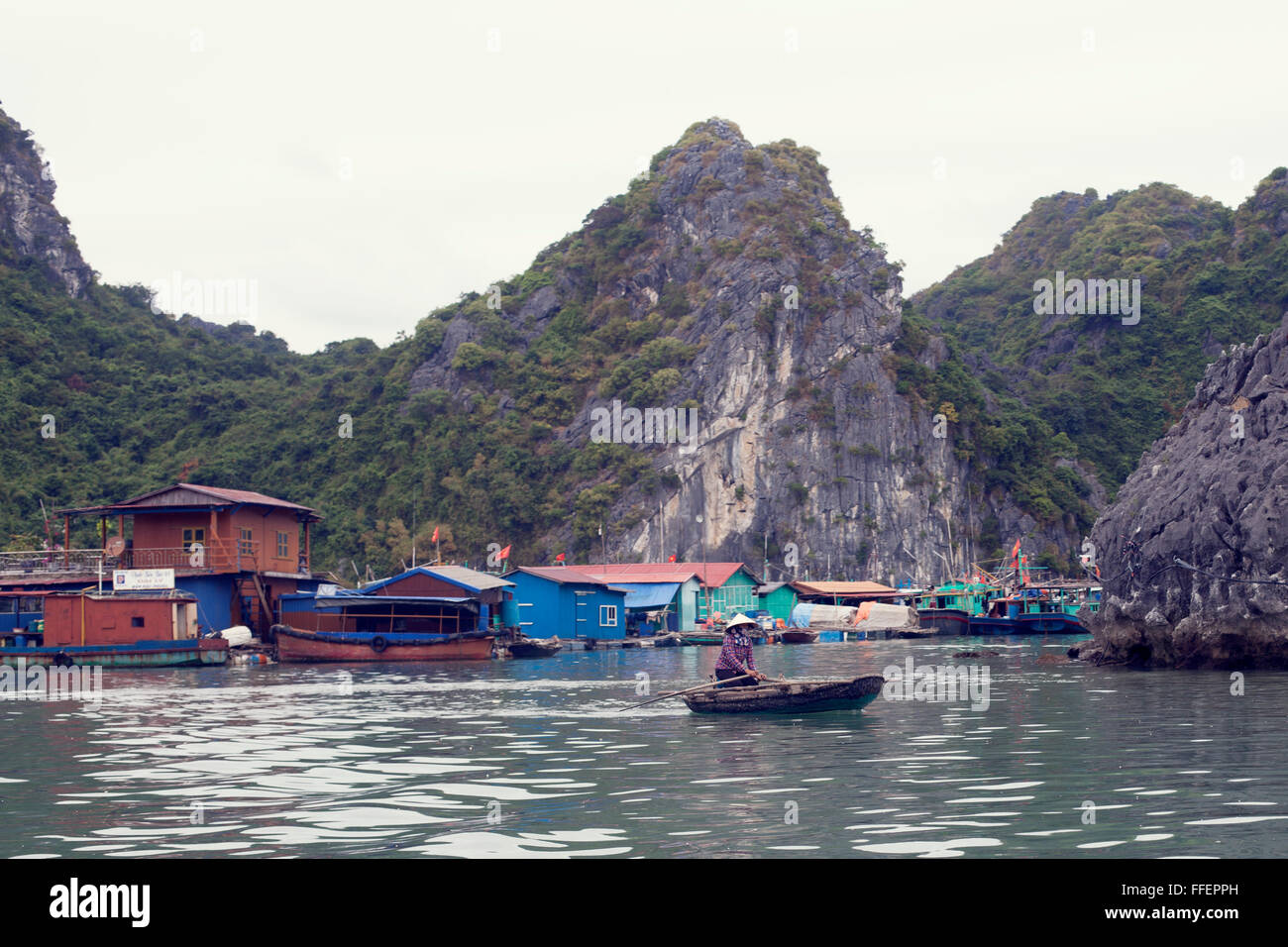 Frau im Ruderboot, Cat Ba Insel, Vietnam. Stockfoto