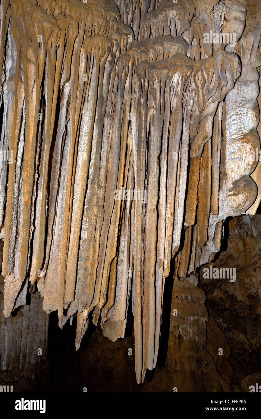 Kalifornien - Kalkstein Schmelzstein, kannelierte Säulen und Stalaktiten in den Lake Shasta Caverns, ein National Natural Landmark. Stockfoto