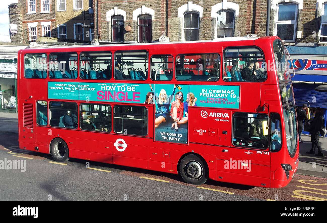 London, UK. 9. Februar 2016. Ein London-rote Doppeldecker-Bus mit einer "How to Single" Film Anzeige vor ihrer Veröffentlichung Stockfoto