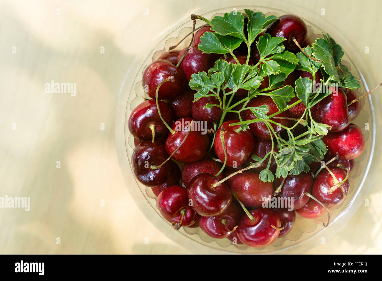 Sweet Cherry In Schüssel auf Holztisch Stockfoto