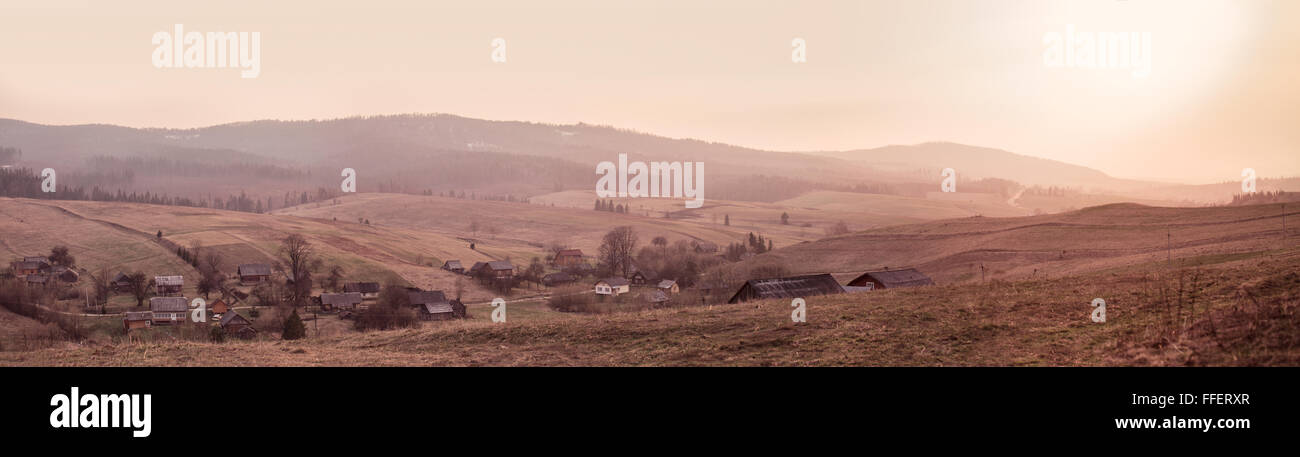 Panorama der Frühling Sonnenuntergang im Bergdorf Stockfoto