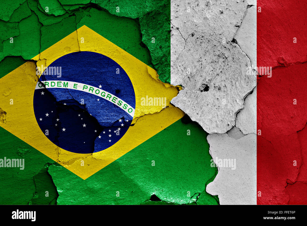 Flagge von Brasilien und Italien auf rissige Wand gemalt Stockfoto