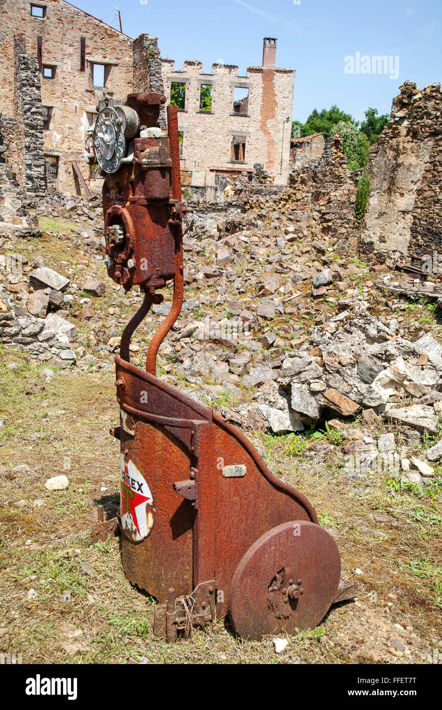 Rosten Zapfsäule im verlassenen Dorf von Oradour Sur Glane, Haute Vienne, Frankreich Stockfoto