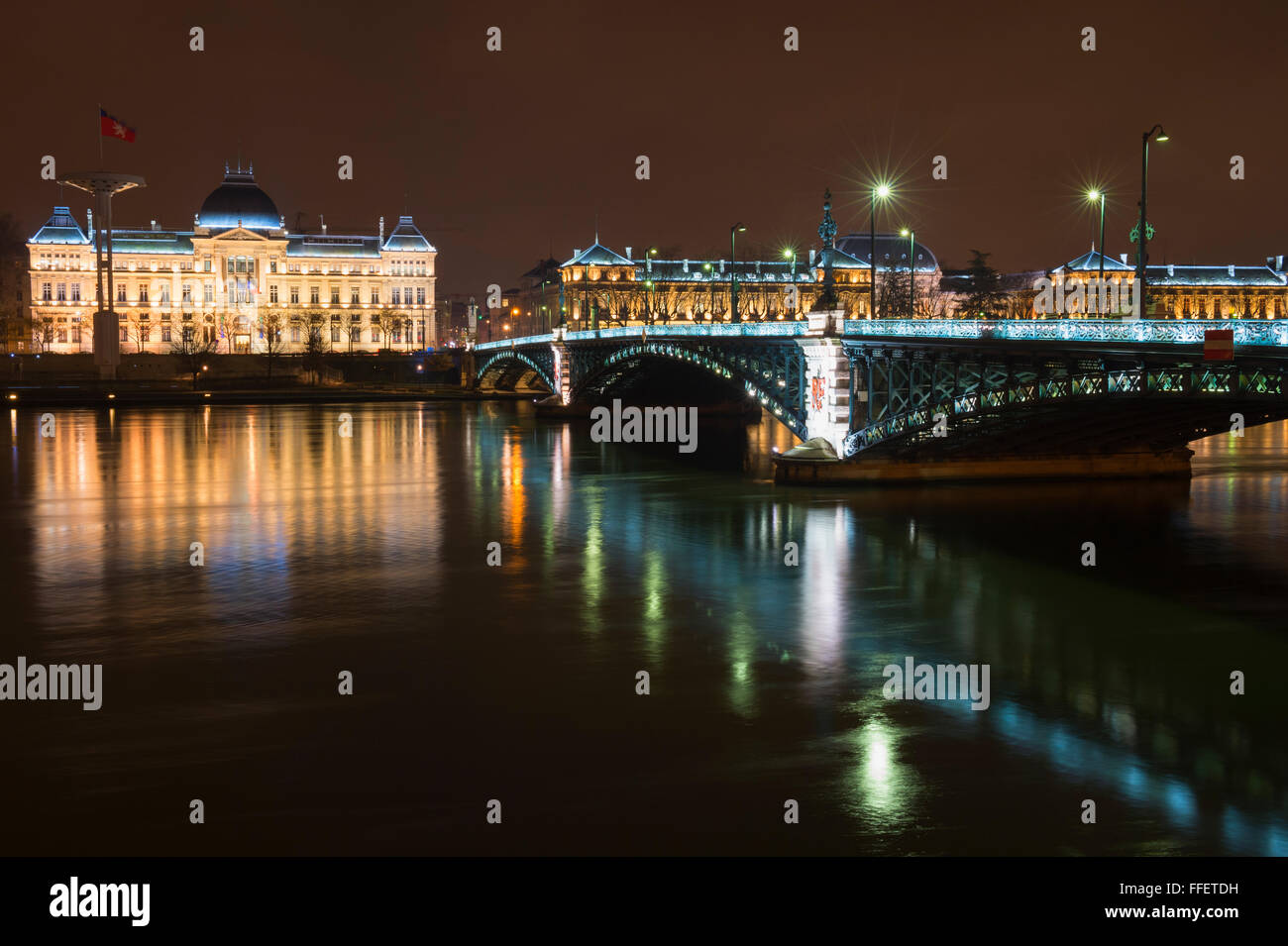 Universität Lyon und Uni-Brücke in der Nacht, Lyon, Rhone, Frankreich Stockfoto