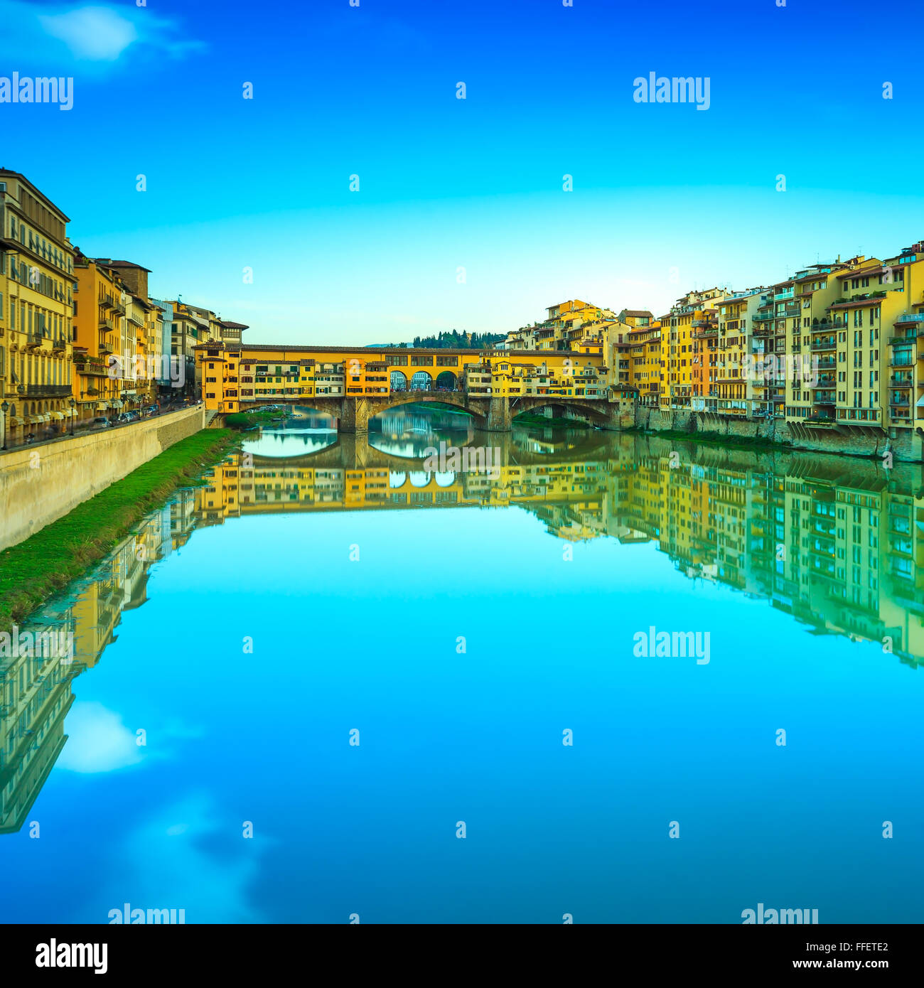 Ponte Vecchio, alte Brücke, mittelalterlichen Wahrzeichen am Fluss Arno und seine Reflexion. Langzeitbelichtung Fotografie. Florenz, Toskana, Ita Stockfoto