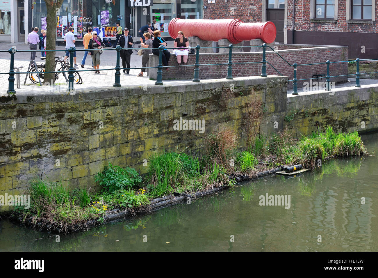 Schwimmende künstliche Nester Plattform im Kanal für Wasservögel in der Stadt Gent, Ost-Flandern, Belgien Stockfoto