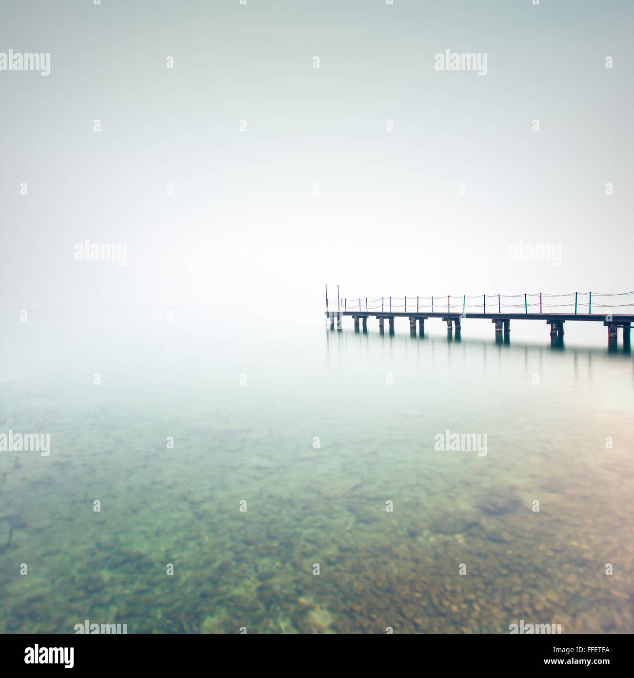 Pier oder Steg Silhouette in einem nebligen See. Gardasee, Italien, Europa Stockfoto