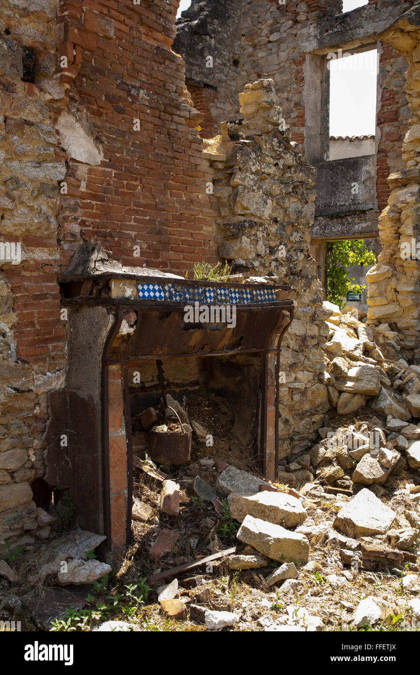 Rosten Kochtopf im Kamin im verlassenen Dorf von Oradour Sur Glane, Haute Vienne, Frankreich Stockfoto