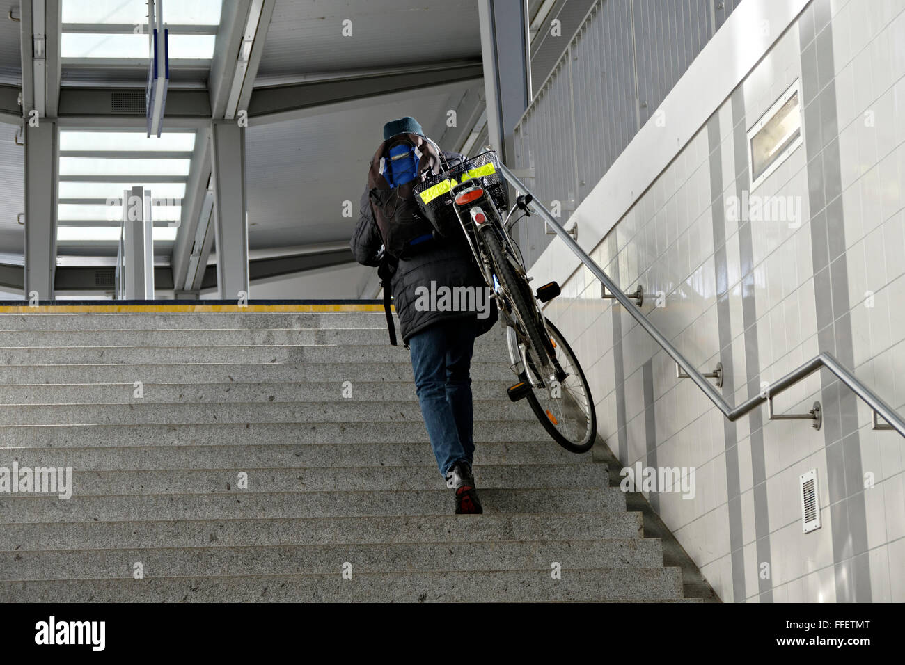 Mann mit dem Fahrrad die Treppe hinauf, Rosenheim Railway Station, Oberbayern, Deutschland, Europa. Stockfoto
