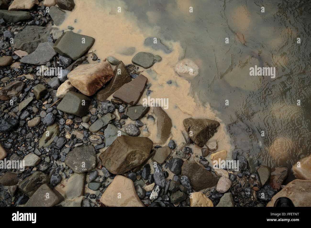 Schlick und anderen Abfluss versickert in den Waiparous-Bach aus schlammigen Trails gemacht mit OHV und Freizeit-Fahrzeug aus der F Stockfoto