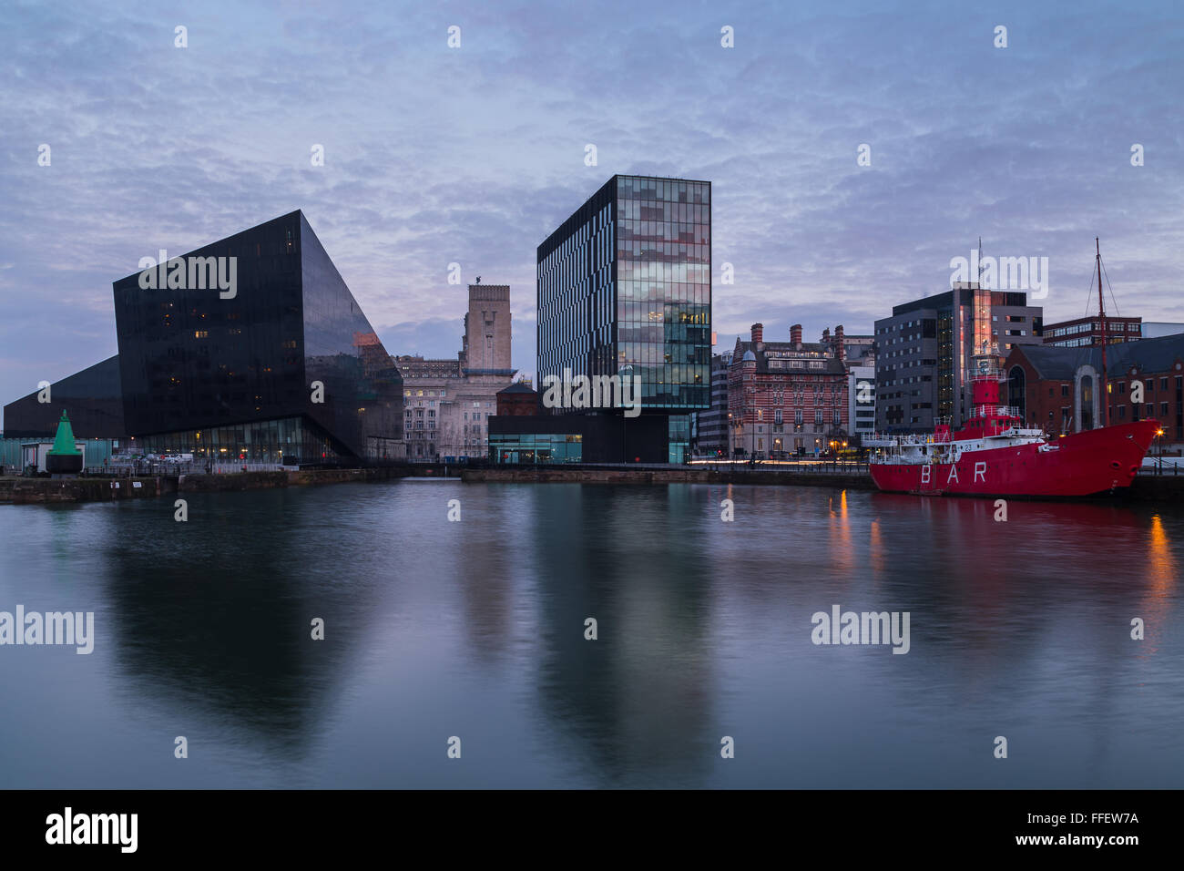 Bürohäuser & Wohnungen Mann Insel spiegeln in dem ruhigen Wasser der Canning Dock an der Uferpromenade von Liverpool. Stockfoto