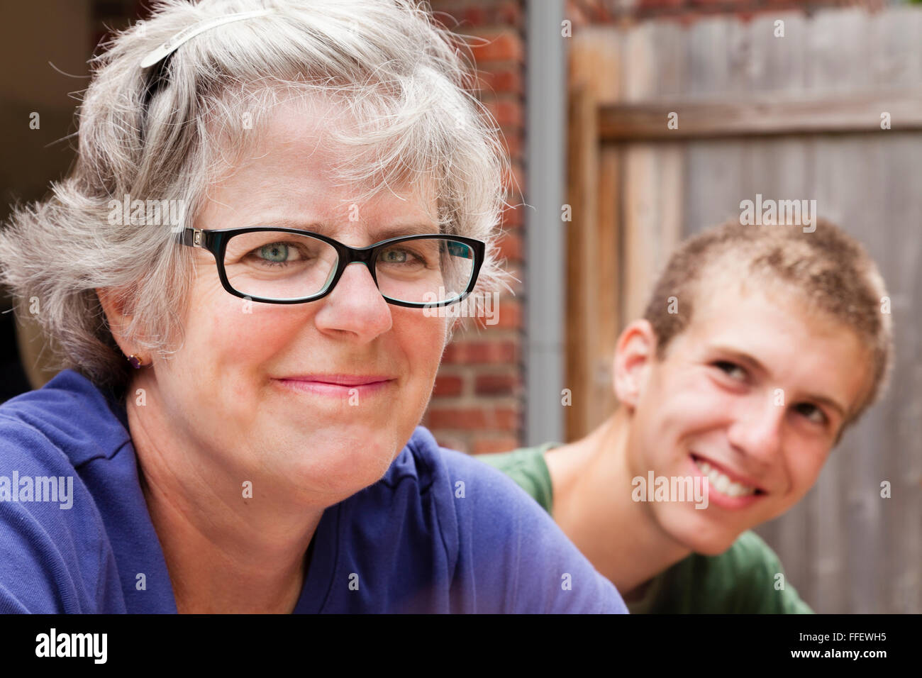 Porträt des kaukasischen Mutter mit ihrem Sohn im Teenageralter draußen zu sitzen, an einem schönen Tag in Zionsville, Zoll Stockfoto