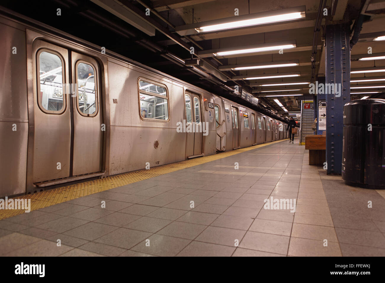 New York City C u-Bahn zieht in Canal Street Station. Stockfoto