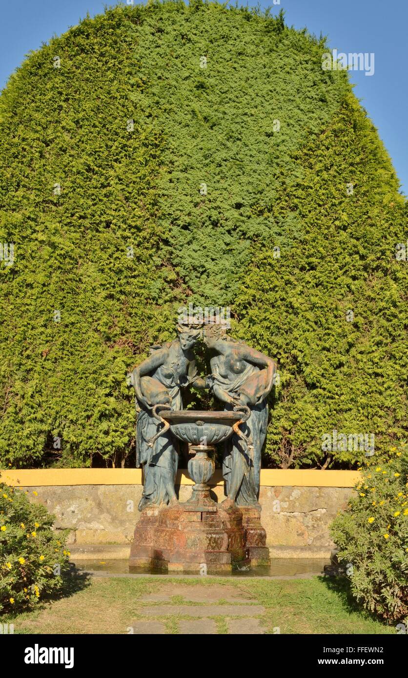 FrauenBronzeSkulpturen in einem kleinen Teich im Garten des Crystal