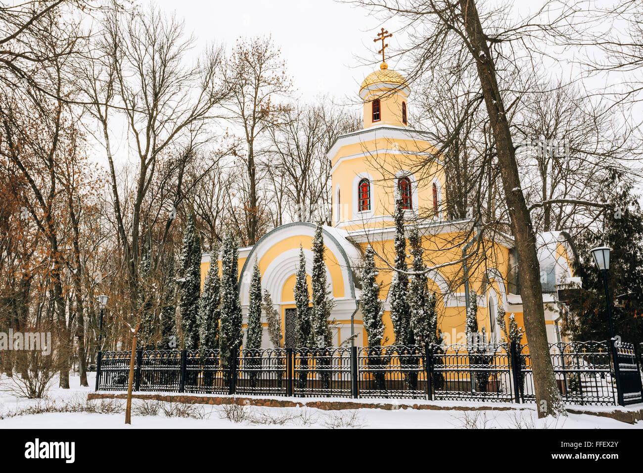 Kirche in der Nähe von Peter and Paul Cathedral in Gomel, Weißrussland. Wintersaison Stockfoto