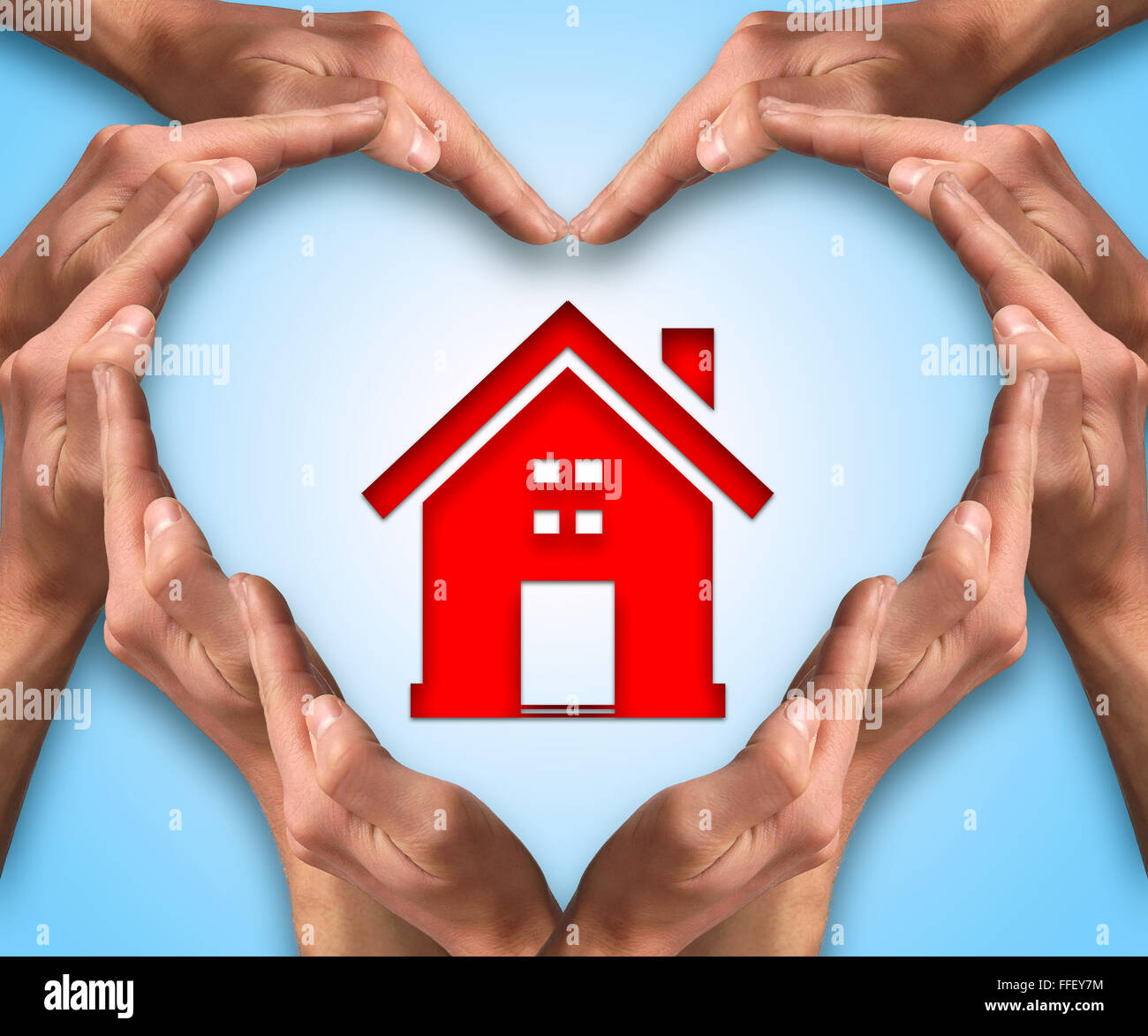 Hände machen Herz Form nahe einer Haus-Figur. Lieben Sie und schützen Sie Ihr Haus. Versicherung Stockfoto