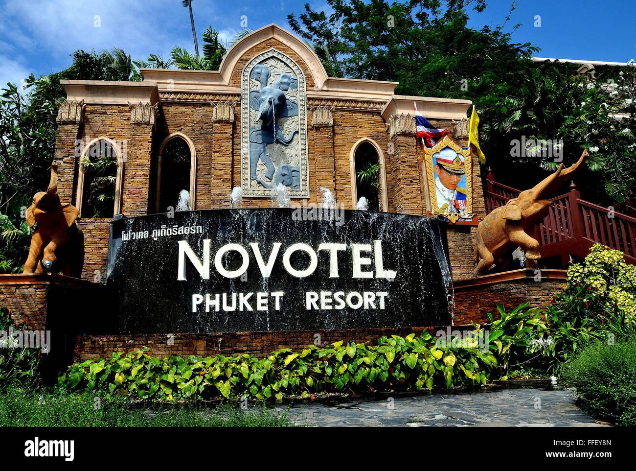 Phuket, Thailand: Ortseingangsschild mit geschnitzten Elefanten, Portrait des Königs, und der Brunnen im Novotel Phuket Resort Stockfoto