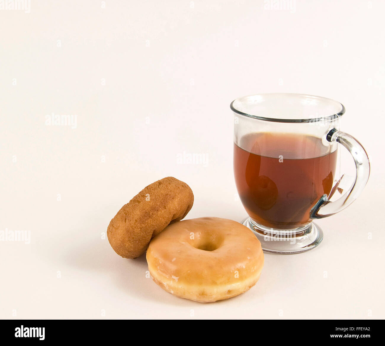 Heißen Tee und zwei Donuts Stockfoto