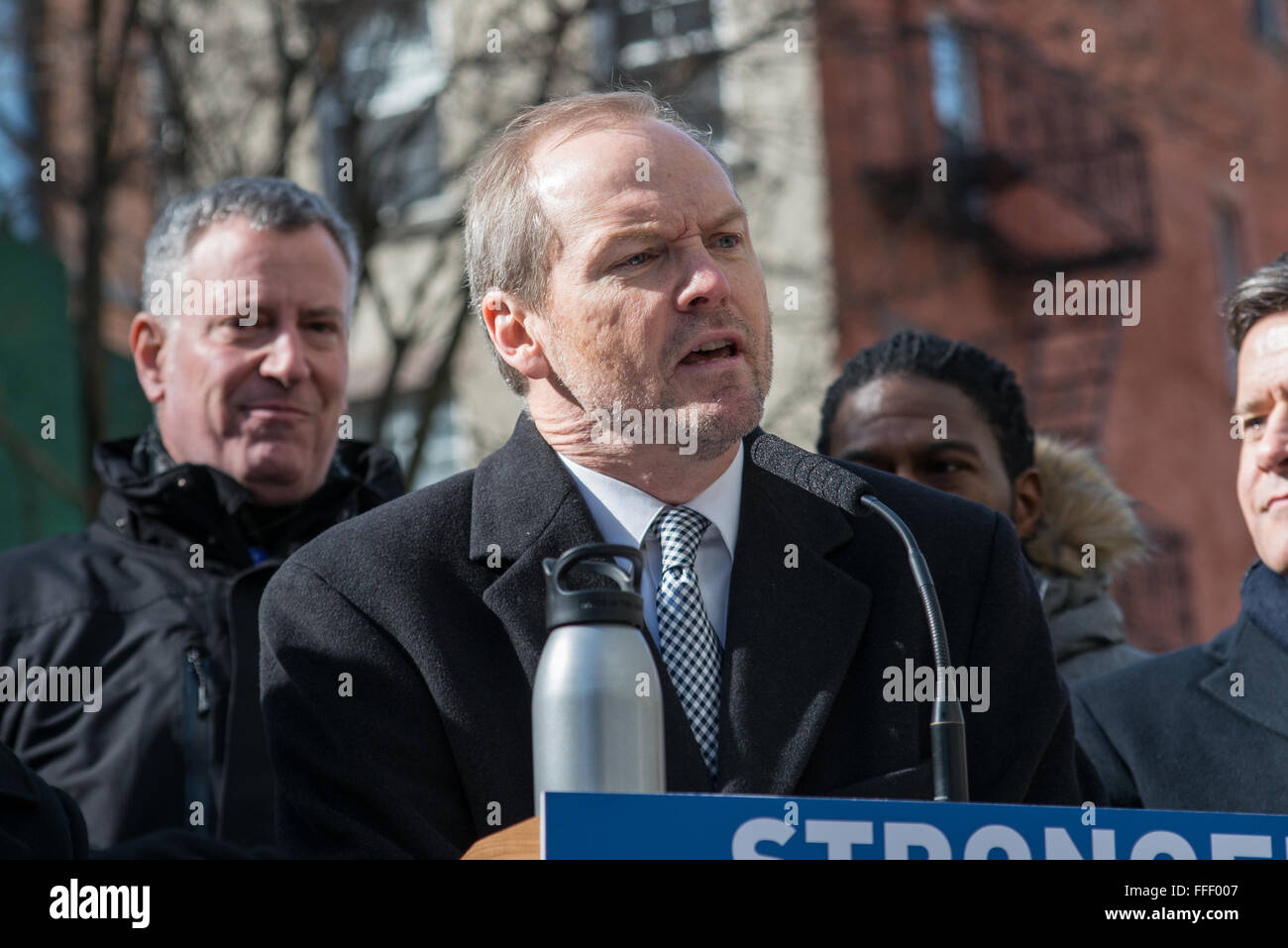 New York, Vereinigte Staaten von Amerika. 12. Februar 2016. Gebäude Kommissarin Rick Chandler beantwortet eine Frage von einem Reporter. Begleitet von einem Kader von Beamten der Stadt einschließlich der Abteilung Gebäude Kommissarin Rick Chandler, Bürgermeister Bill de Blasio sprach auf einer Pressekonferenz in Manhattans East Village, eine Reihe von Bau Verordnung Reformen einschließlich der neuen vor-Ort-Sicherheitsanforderungen und steilen Anstieg Bußgelder für Verstöße gegen den Kodex, in New York City Gebäude bekannt zu geben. © Albin Lohr-Jones/Pacific Press/Alamy Live-Nachrichten Stockfoto