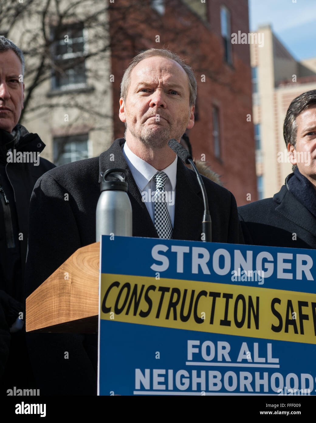 New York, Vereinigte Staaten von Amerika. 12. Februar 2016. Gebäude Kommissarin Rick Chandler beantwortet eine Frage von einem Reporter. Begleitet von einem Kader von Beamten der Stadt einschließlich der Abteilung Gebäude Kommissarin Rick Chandler, Bürgermeister Bill de Blasio sprach auf einer Pressekonferenz in Manhattans East Village, eine Reihe von Bau Verordnung Reformen einschließlich der neuen vor-Ort-Sicherheitsanforderungen und steilen Anstieg Bußgelder für Verstöße gegen den Kodex, in New York City Gebäude bekannt zu geben. © Albin Lohr-Jones/Pacific Press/Alamy Live-Nachrichten Stockfoto