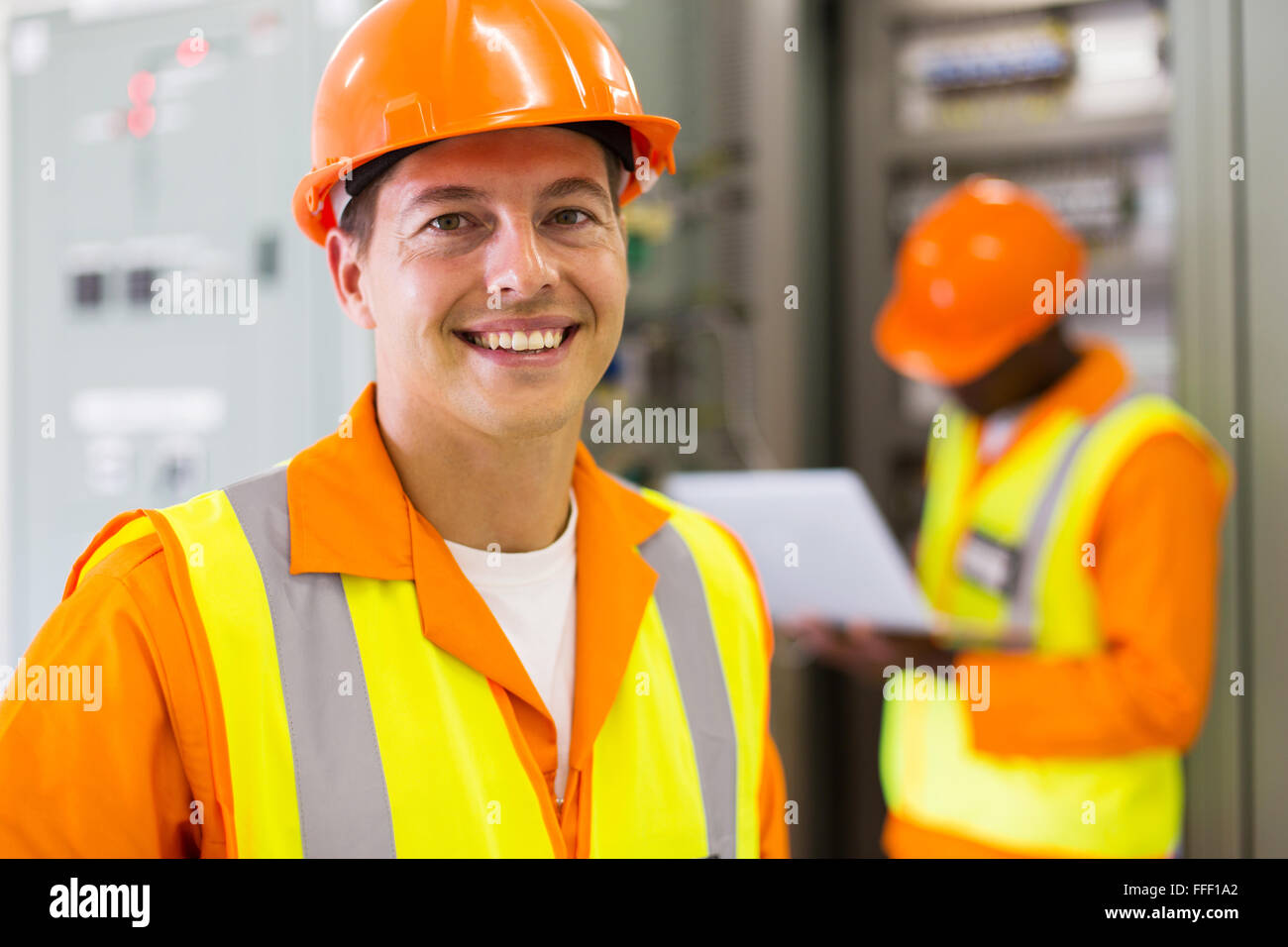 Porträt von industriellen Techniker vor Kollege hautnah Stockfoto