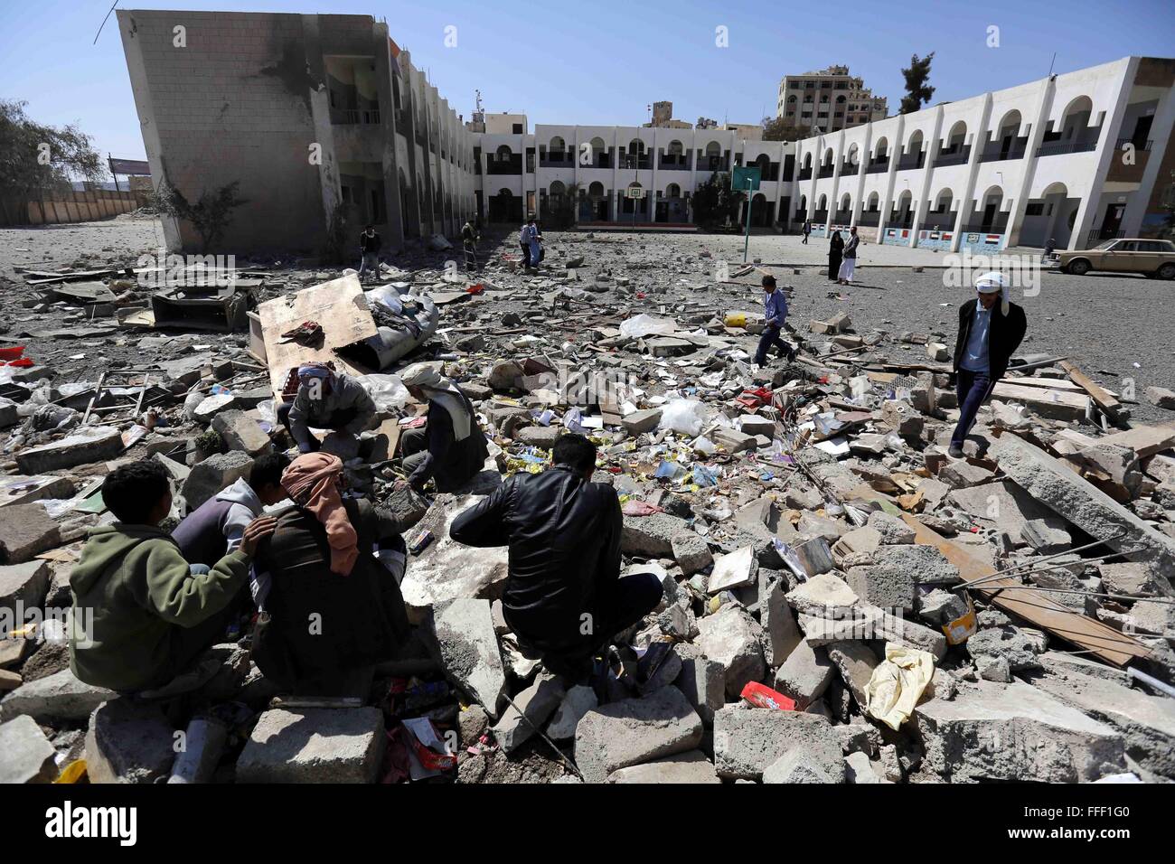 Sanaa, Jemen. 12. Februar 2016. Menschen untersuchen eine Schule nach Luftangriffen durch die Saudi-geführten Koalition in Sanaa, Jemen, am 12. Februar 2016 durchgeführt. © Hani Ali/Xinhua/Alamy Live-Nachrichten Stockfoto