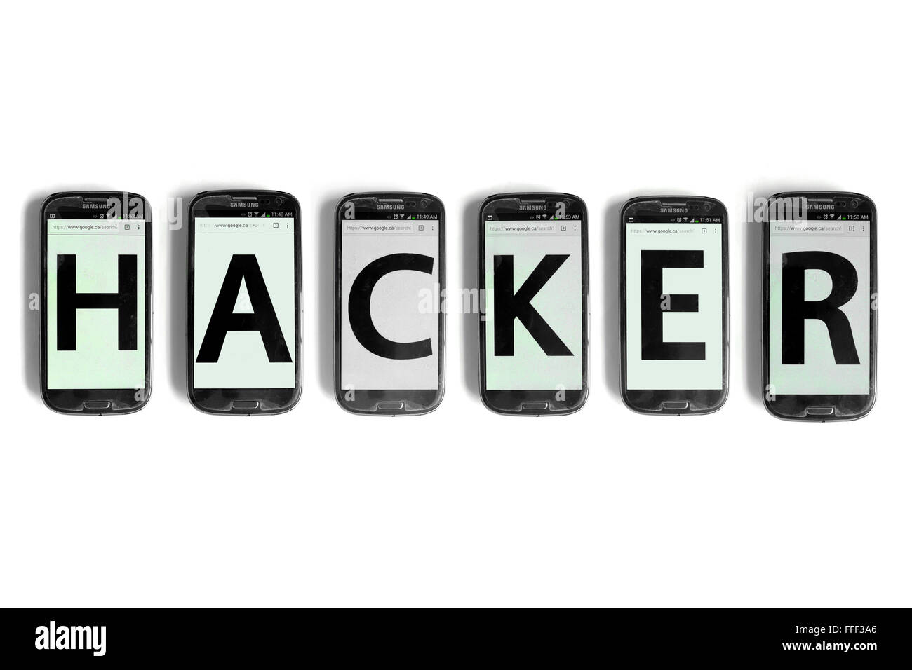 Hacker geschrieben auf dem Bildschirm des Smartphones vor weißem Hintergrund fotografiert. Stockfoto