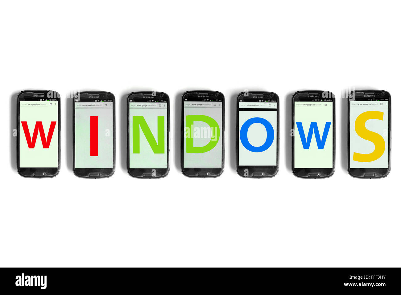 Windows geschrieben auf den Bildschirmen der Smartphones vor weißem Hintergrund fotografiert. Stockfoto