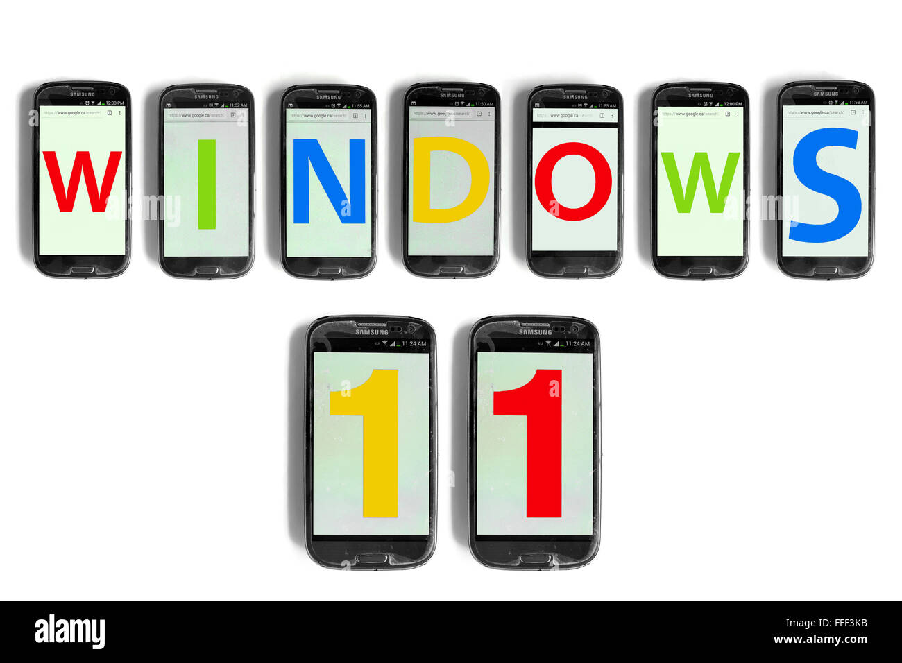 Windows 11 geschrieben auf den Bildschirmen der Smartphones vor weißem Hintergrund fotografiert. Stockfoto