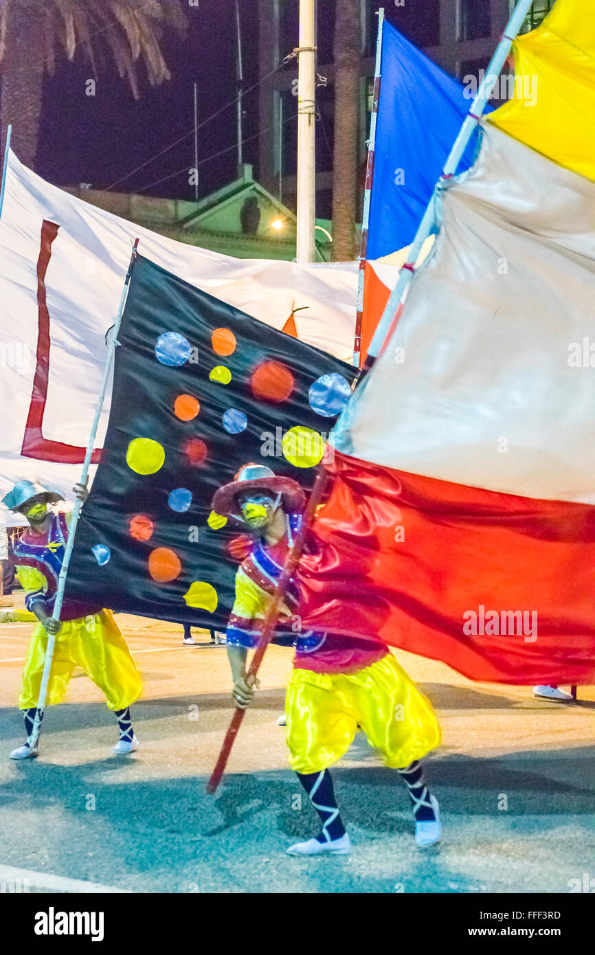 MONTEVIDEO, URUGUAY, kostümierte Januar - 2016 - Männer marschieren und die eine Flagge auf der konstituierenden Parade der Karneval von Montevide Stockfoto