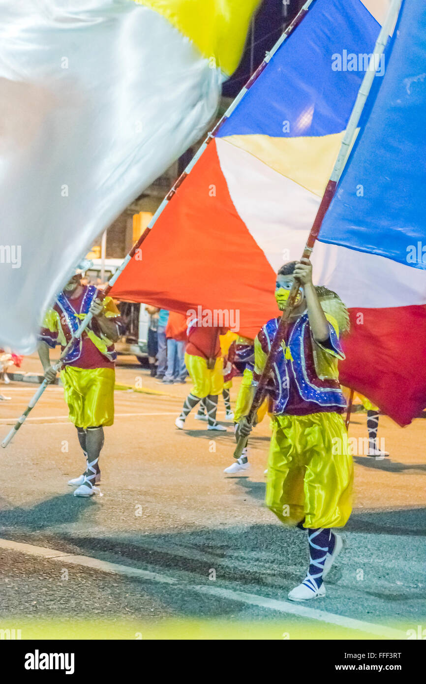 MONTEVIDEO, URUGUAY, kostümierte Januar - 2016 - Männer marschieren und die eine Flagge auf der konstituierenden Parade der Karneval von Montevide Stockfoto