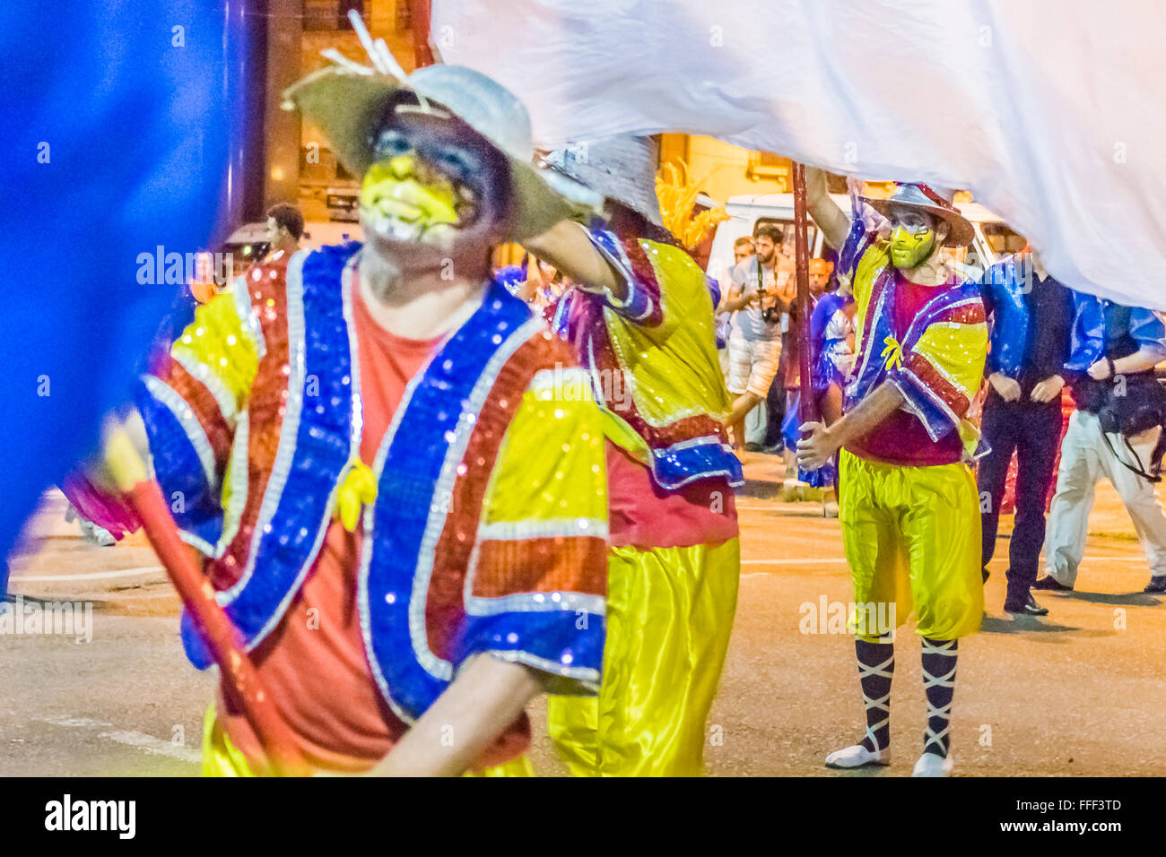 MONTEVIDEO, URUGUAY, kostümierte Januar - 2016 - Männer marschieren und die eine Flagge auf der konstituierenden Parade der Karneval von Montevide Stockfoto