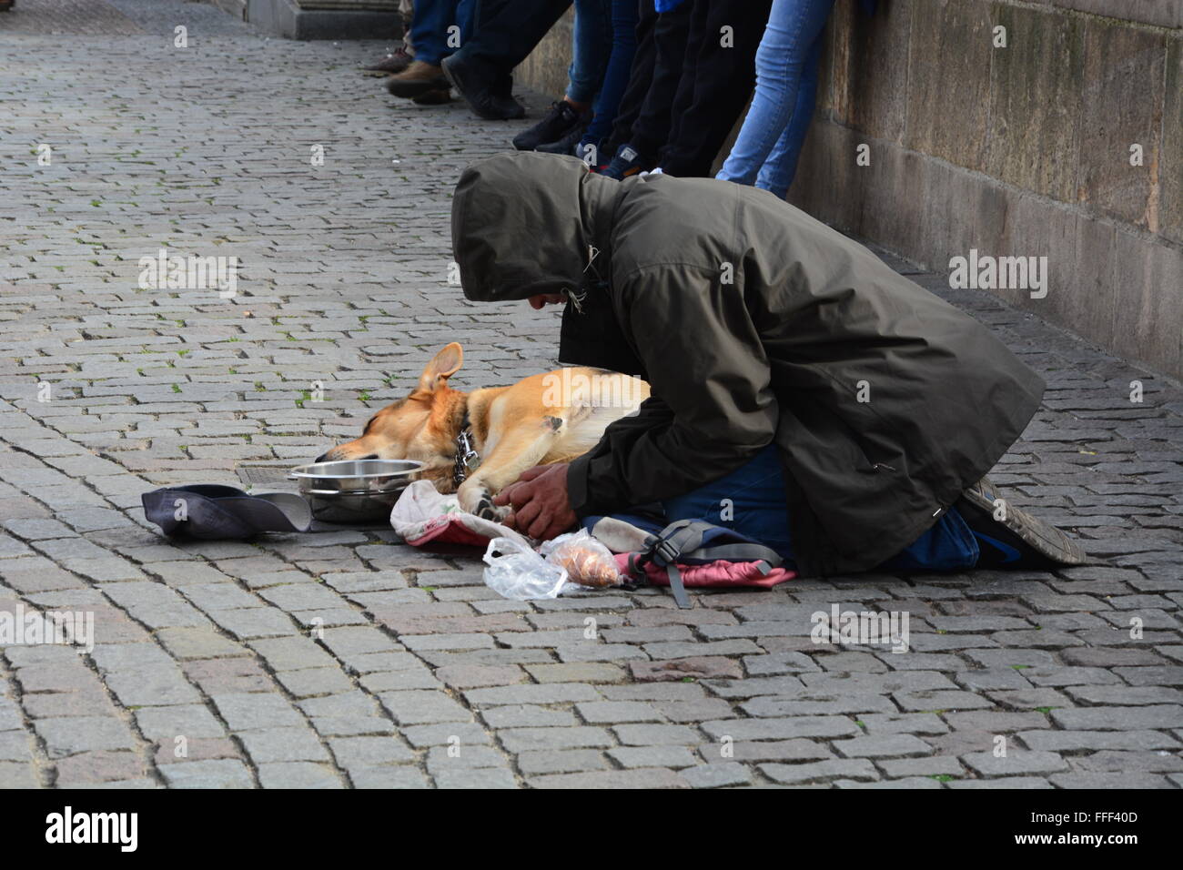 Straße Bettler mit Hund auf der Karlsbrücke in Prag, Tschechien. Stockfoto