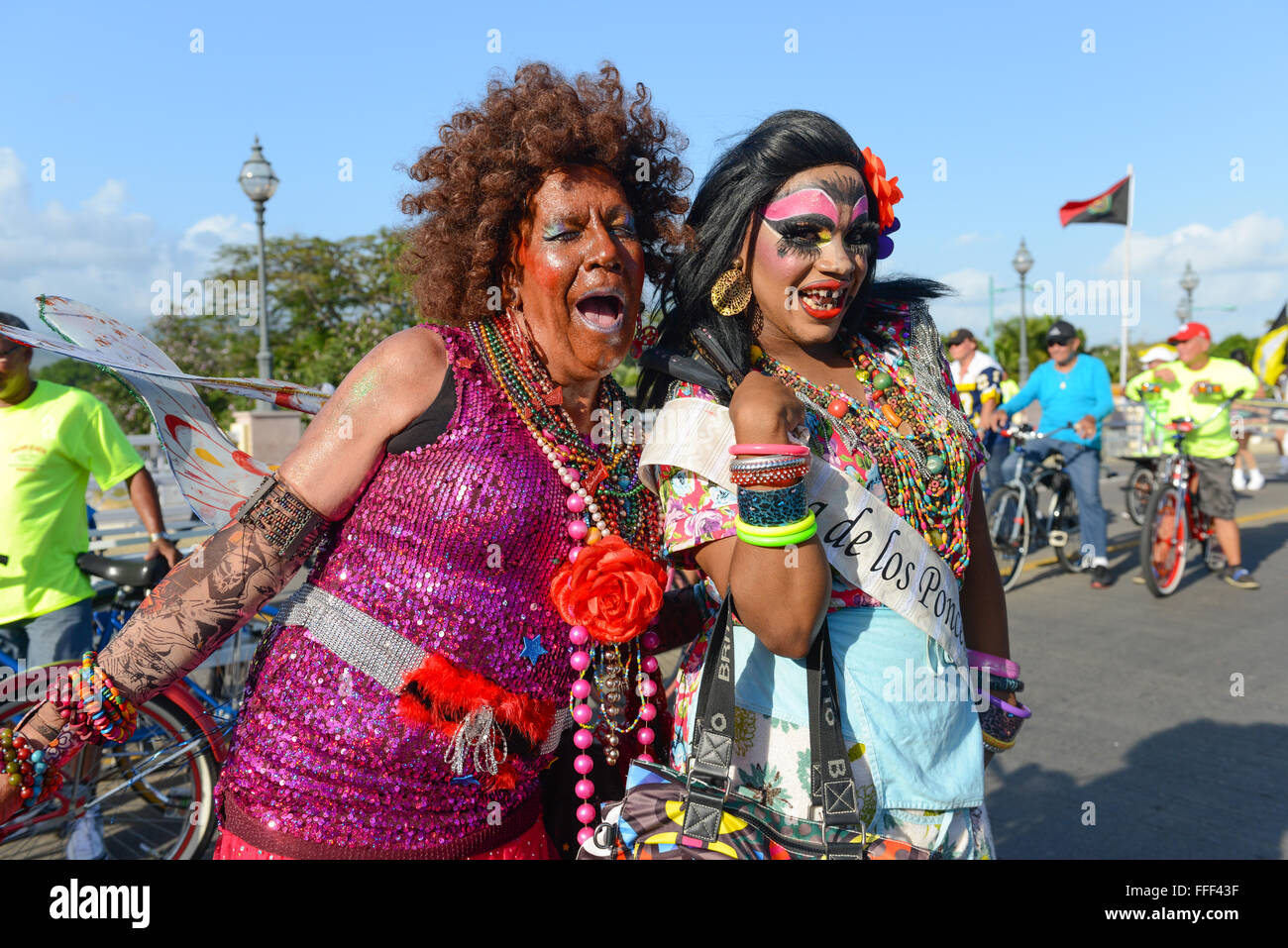 Zwei lokale Drag Queens paradieren während des Karnevals in Ponce, Puerto Rico. US-Territorium. Februar 2016 Stockfoto