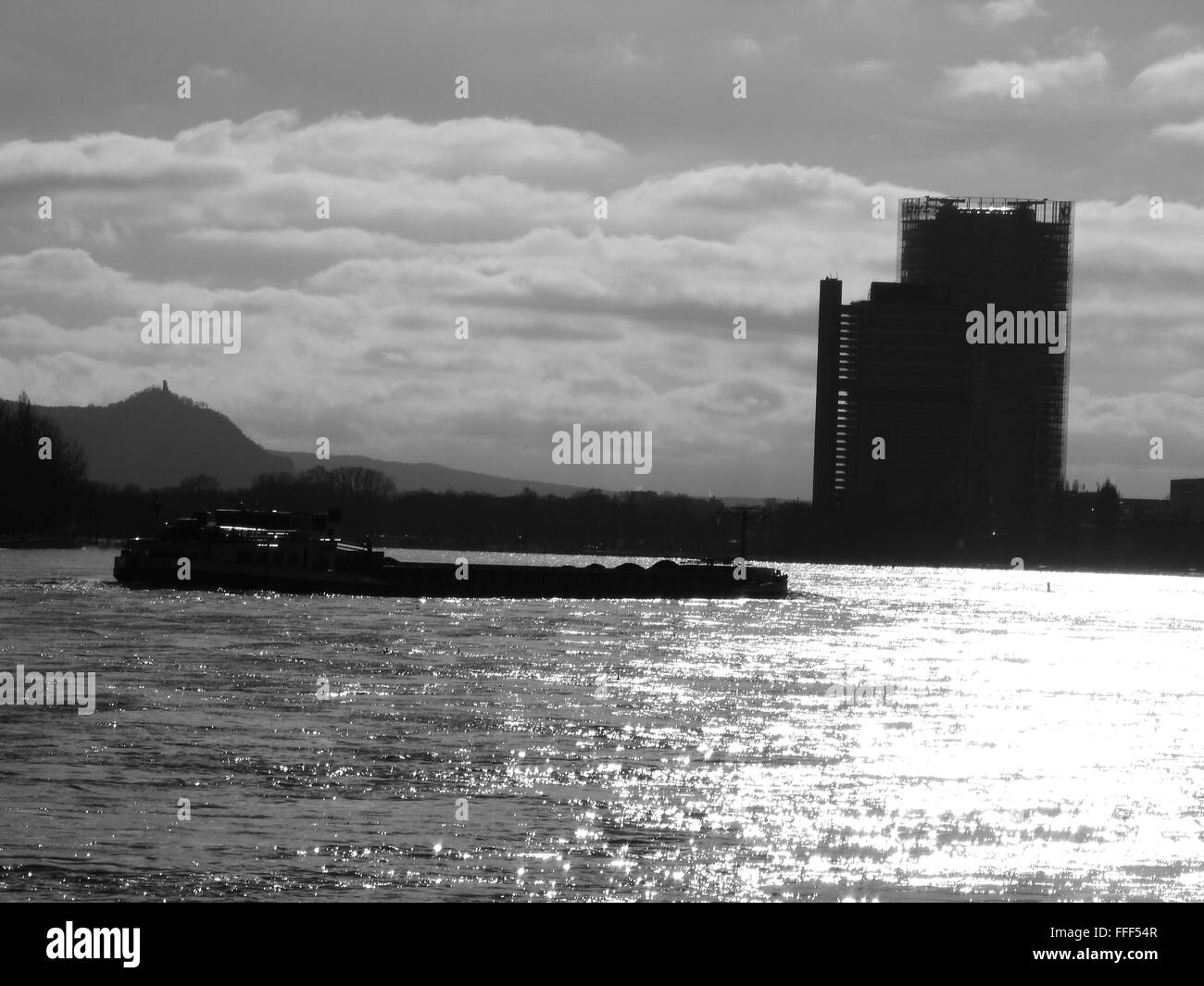 Rhein Flusslandschaft mit Wolkenkratzer, Bonn, Deutschland Stockfoto