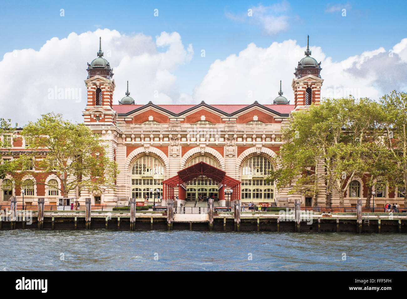 NEW YORK CITY - 19. August 2015: Außenansicht des historischen Ellis Island Immigrant Museum Stockfoto